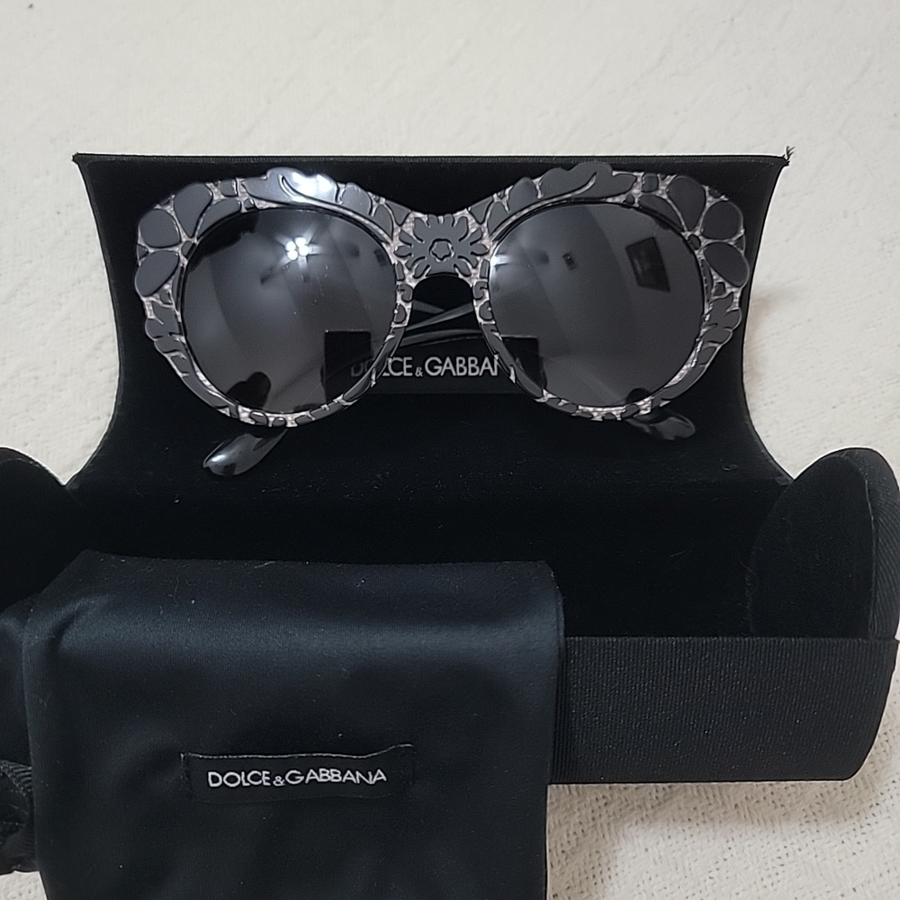 Dolce&Gabbana Floral Relief Sunglasses Black + Tissue Brown Hand Applied Flowers - Picture 12 of 12
